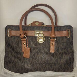 MICHAEL KORS, HAMILTON TRAVELER, BROWN LOGO WITH CHAIN ON IT. NWT